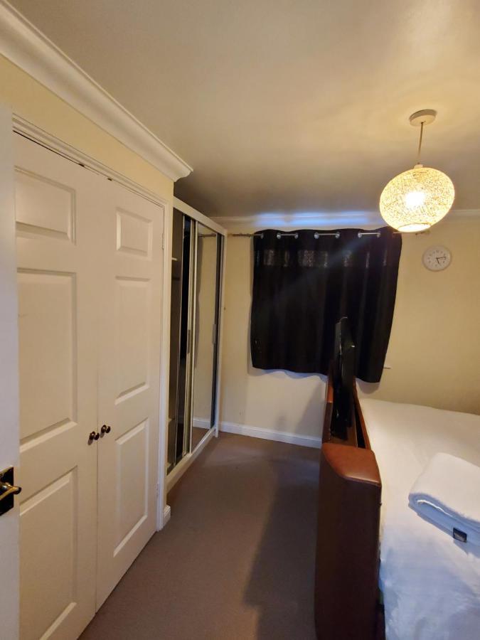 Lovely 2 Bed Flat/Apt In East London- Nice Estate. Dagenham Exterior photo