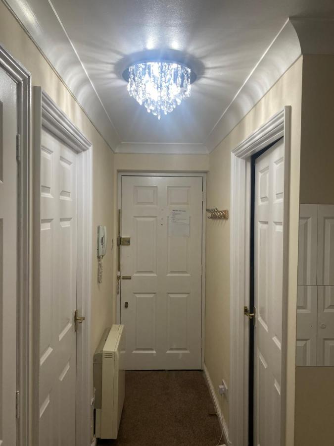 Lovely 2 Bed Flat/Apt In East London- Nice Estate. Dagenham Exterior photo