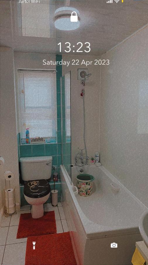 Lovely 2 Bed Flat/Apt In East London- Nice Estate. Dagenham Exterior photo